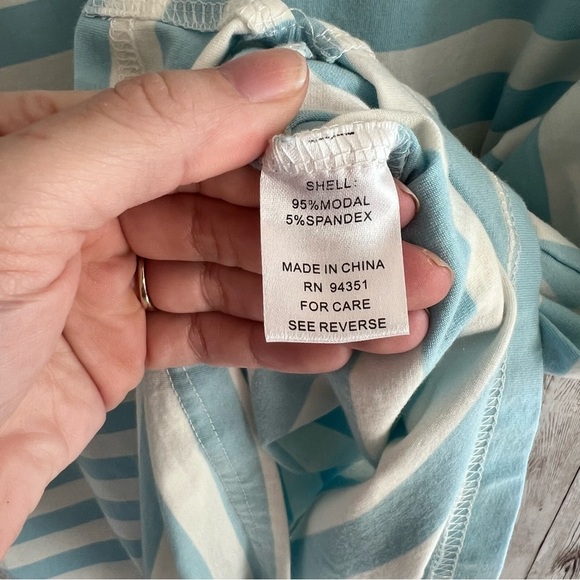 Joy Joy Striped Cold Shoulder Top Size Large - Picture 2 of 3